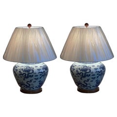 Très belle paire de lampes de bureau Ralph Lauren en porcelaine bleue représentant des dragons chinois