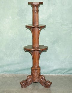 PRECIOSA JARDINIERA ANTIGUA DE LA ÉPOCA DE LA REGENCIA, DE 1820, DE MADERA MACIZA TALLADA, DE TRES NIVELES Y CON SOPORTES EN FORMA DE DELFÍN