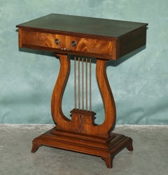 STUNNING PAIR OF REGENCY STYLE HARDWOOD KYRE FORM SiDE END LAMP WINE TABLES