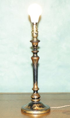 CHINOISERIE JAPANNED BLACK AND GiLT DECORATED TABLE LAMP WITH FIGURAL SCENES