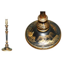 CHINOISERIE JAPANNED BLACK AND GiLT DECORATED TABLE LAMP WITH FIGURAL SCENES