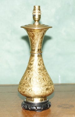 LOVELY PAiR OF ANTIQUE ENGRAVED BRASS VASE TABLE LAMPS CARVED WOOD BASE