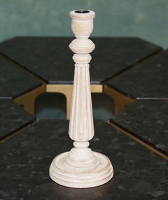 PAIRE DE BOUGEOIRS DÉCORATIFS NÉOCLASSIQUES EN CHÊNE BLANCHI, SCULPTÉS ET CANNELÉS