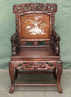 ANTIKER CHINESISCHER SESSEL AUS HARTWOOD MIT DRAGENSCHNITZEREI UND PERLMUTT-INTARSIE, UM 1900