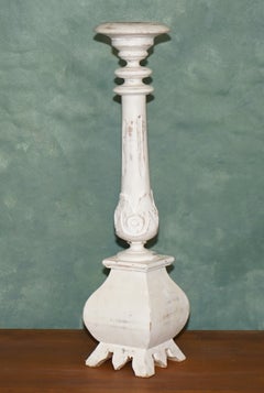 JOLIE PAIRE DE BOUGEOIRS DÉCORATIFS VINTAGE EN CHÊNE SCULPTÉ ET PEINT, HAUT DE 64 CM