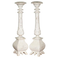 JOLIE PAIRE DE BOUGEOIRS DÉCORATIFS VINTAGE EN CHÊNE SCULPTÉ ET PEINT, HAUT DE 64 CM