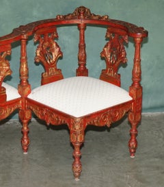 SIGLO XIX, ALREDEDOR DE 1880: SOFÁ DE CONVERSACIÓN «TÊTE-À-TÊTE» PARA PAREJAS, TALLADO EN ROJO Y DORADO