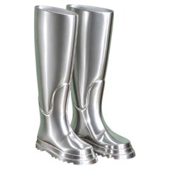 ATEMBERAUBENDES PAAR LEBENSGROßER WELLINGTON-STIEFEL AUS CHROMMETALL ALS POP-ART-SKULPTUREN