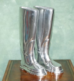 ATEMBERAUBENDES PAAR LEBENSGROßER WELLINGTON-STIEFEL AUS CHROMMETALL ALS POP-ART-SKULPTUREN