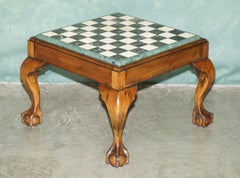 ANTIKER SCHACH-SPIELTISCH IM CHIPPENDALE-STIL AUS MARMOR MIT KUGEL- UND KLAUENFÜSSEN