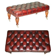 Bellissimo sgabello Chesterfield in pelle color sangue di bue, in stile Guglielmo IV, con trapuntatura e bottoni, con poggiapiedi