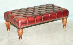 Bellissimo sgabello Chesterfield in pelle color sangue di bue, in stile Guglielmo IV, con trapuntatura e bottoni, con poggiapiedi