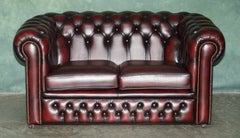 Vintage-Zweisitzer-Chesterfield-Sofa aus oxbloodfarbenem Leder mit Tufting im Gentlemen’s-Club-Stil