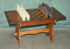 TAVOLO DA SCACCHI "BEASTS AFTER JAMES WOODFORD" IN STILE ARTS & CRAFTS DEL 1953, DELLA CORONATION QUEEN