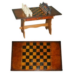 TAVOLO DA SCACCHI "BEASTS AFTER JAMES WOODFORD" IN STILE ARTS & CRAFTS DEL 1953, DELLA CORONATION QUEEN