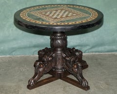 BELLISSIMO TAVOLO DA SCACCHI D'EPOCA DEL GRAND TOUR IN MARMO PIETRA DURA CON BASE INTAGLIATA IN STILE FORESTA NERA