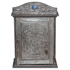 ART ET ARTISANAT ANCIENS – VITRINE EN ÉTAIN, VERS 1900 – LIBERTY LONDON – ARCHIBALD KNOX