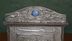 ART ET ARTISANAT ANCIENS – VITRINE EN ÉTAIN, VERS 1900 – LIBERTY LONDON – ARCHIBALD KNOX