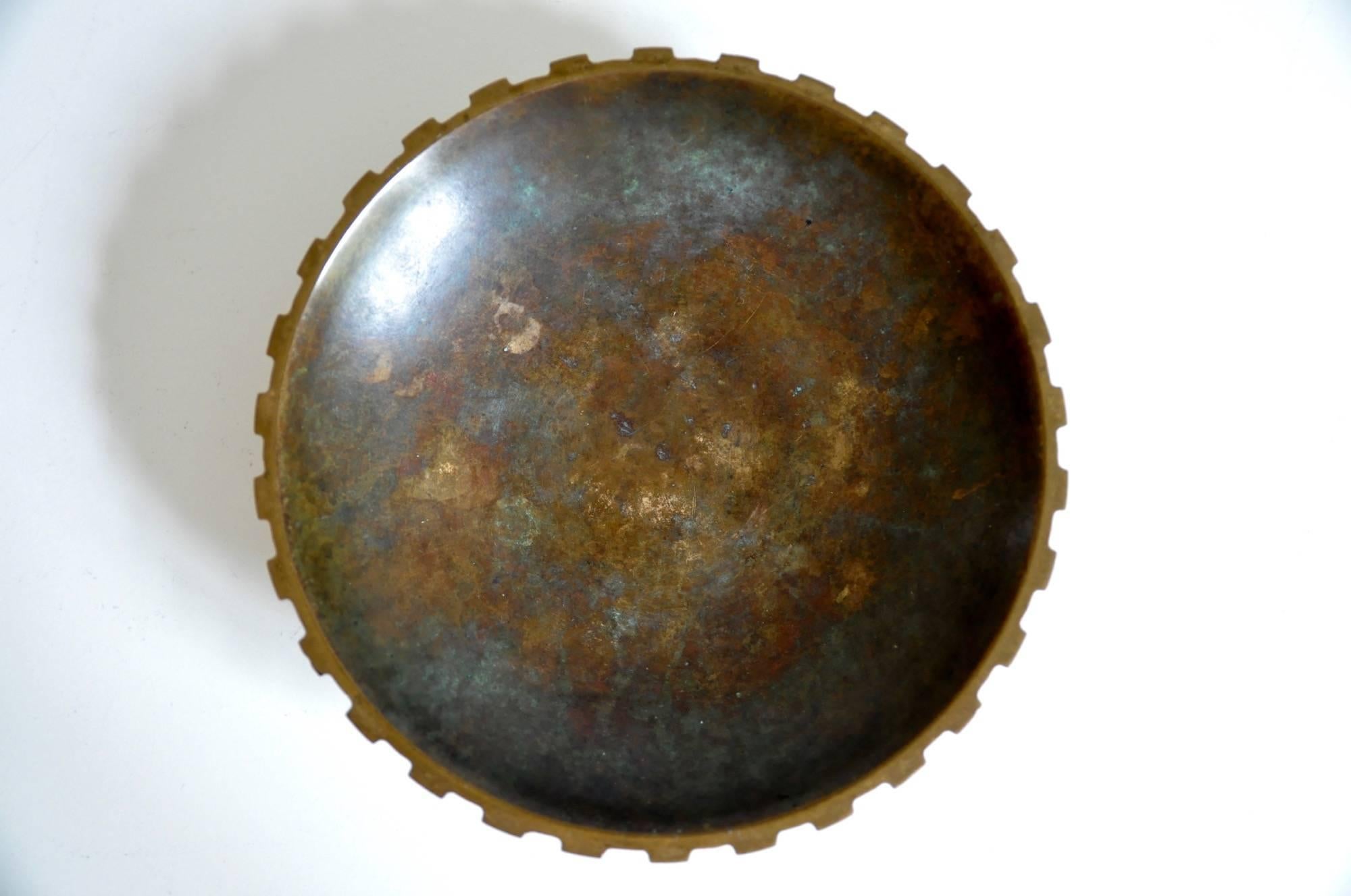 Kleine Bronzeschale aus Tinos mit schöner Patina.