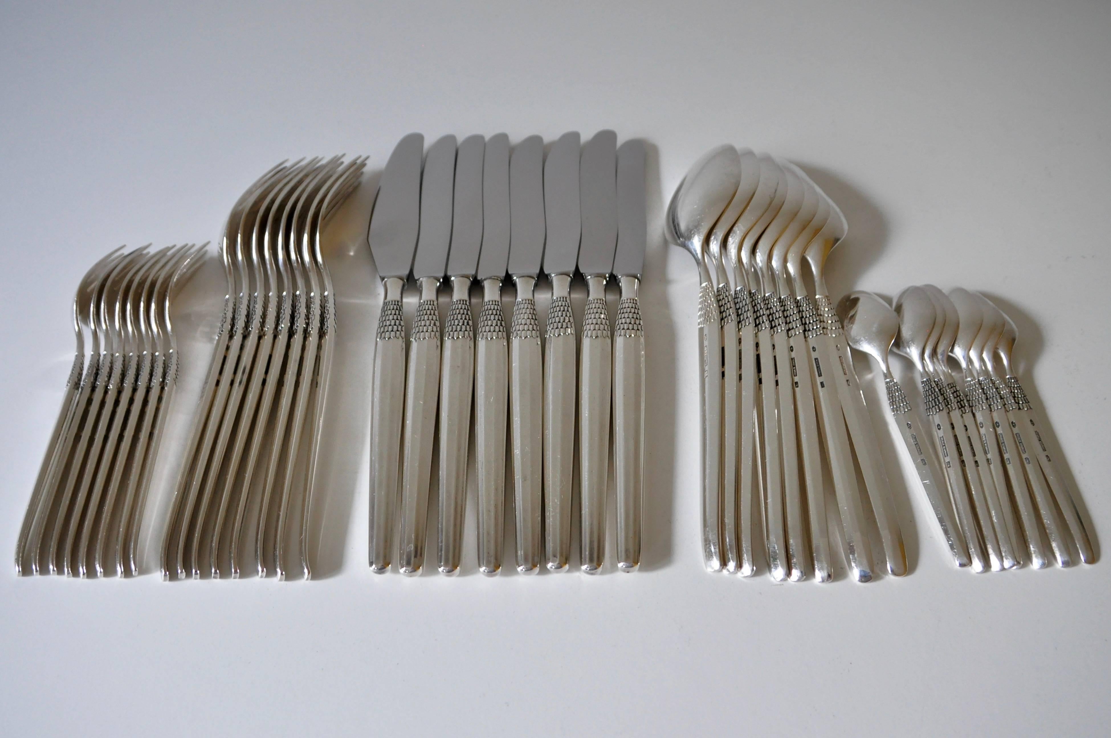 Set for 8 Pers Including Serving Cutlery 