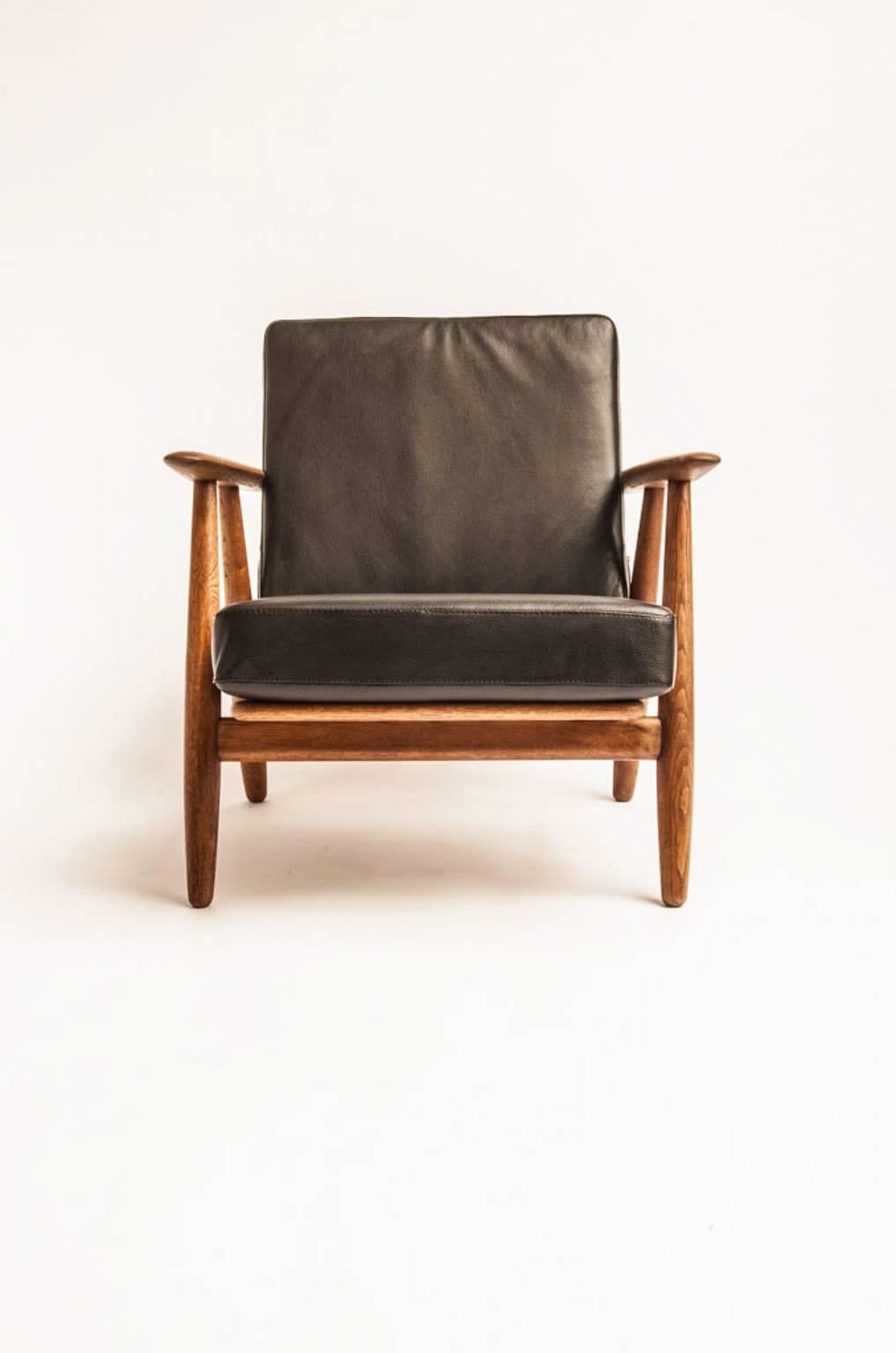 Fantastic GE290/4 – The Cigar - lounge chair designed in the 1950s by Hans J. Wegner for GETAMA, Denmark. Solid oak frames with sprung cushions newly reupholstered by a professional upholsterer in black leather.