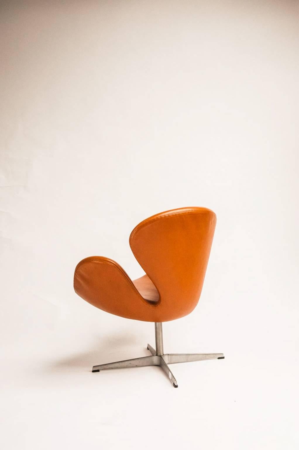 In 1958, the SAS Royal Hotel in Copenhagen commissioned Arne Jacobsen to design chairs for its lounges and reception area. The result is the Swan chair, model 3320, the drop, and the egg chair. Jacobsen created the original Swan chair in his own