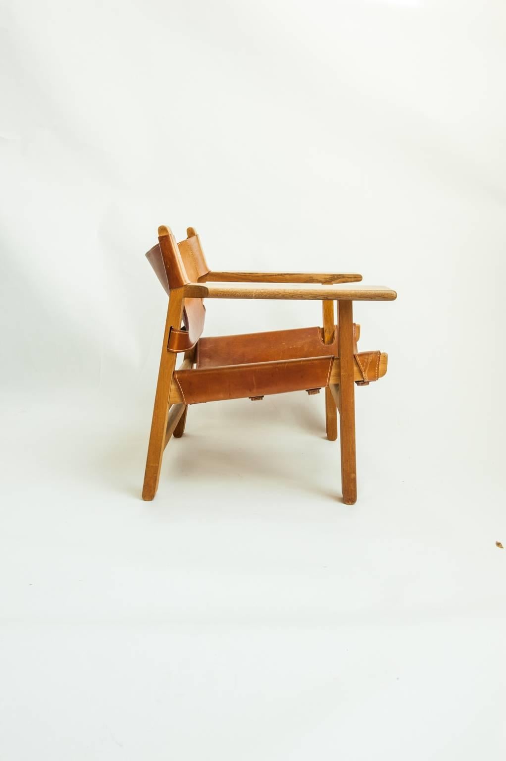 Beautiful example of the famous Spanish chair model 2226, one of the most iconic designs by Børge Mogensen. Manufactured by Fredericia Stolefabrik. Solid oak armchair with seat and back in beautifully patinated natural leather.

Designed 1958, and