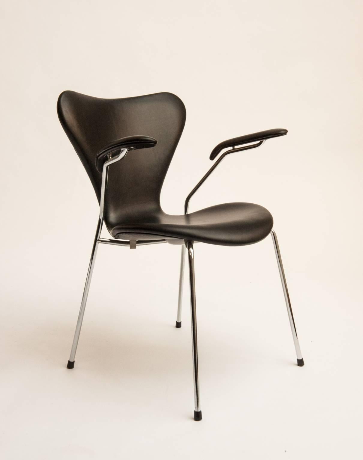 Seven chair, model 3207. Set of six armchairs in moulded plywood shell, with chromed tubular steel frame. Designed in 1955. Manufactured by Fritz Hansen. Professionally reupholstered with Black Elegance aniline leather.
Literature: Noritsugu Oda,