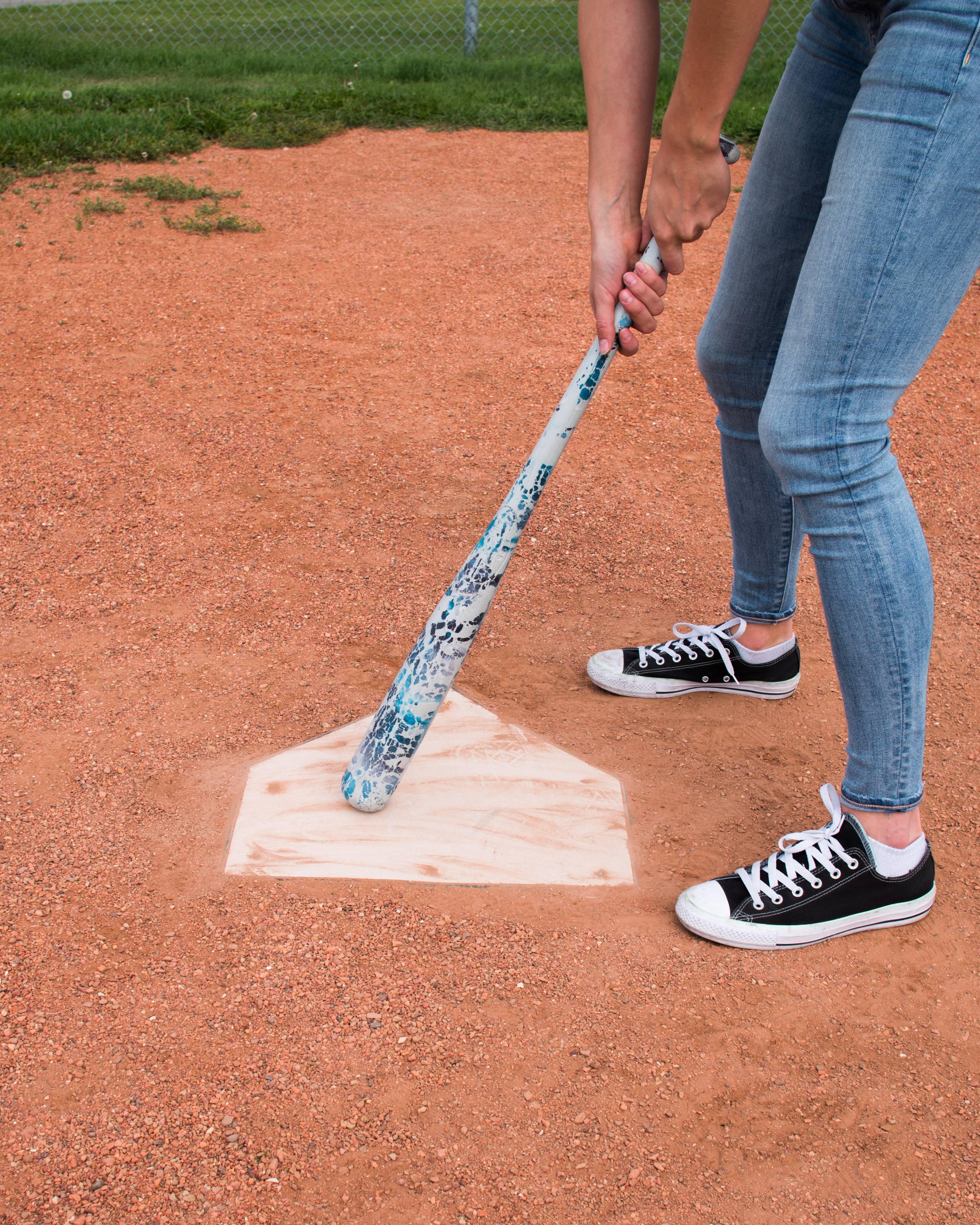 Beau Baseball Bat Lifecasting in Concrete with Walnut Wood Stand (Kanadisch) im Angebot