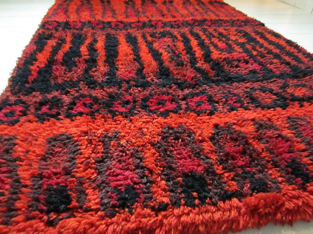 Textile designer Ulla Härkönen designed this pop art -style red and black Rya rug named Flaming (Liekehtivä)  in 1960s. Handmade in Finland in 1960-70s. A special and rare model with long pile.

A Scandinavian Rya is a natural way to increase