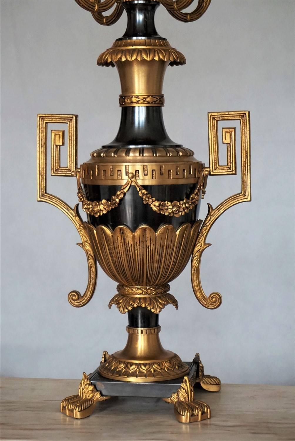 Français Grande urne de table de style Empire en bronze doré et patiné, lampe d'amphore en vente