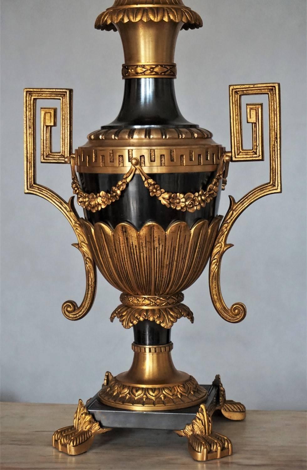 Große Urne aus vergoldeter und patinierter Bronze im Empire-Stil, Amphora-Tischlampe (Mattiert) im Angebot