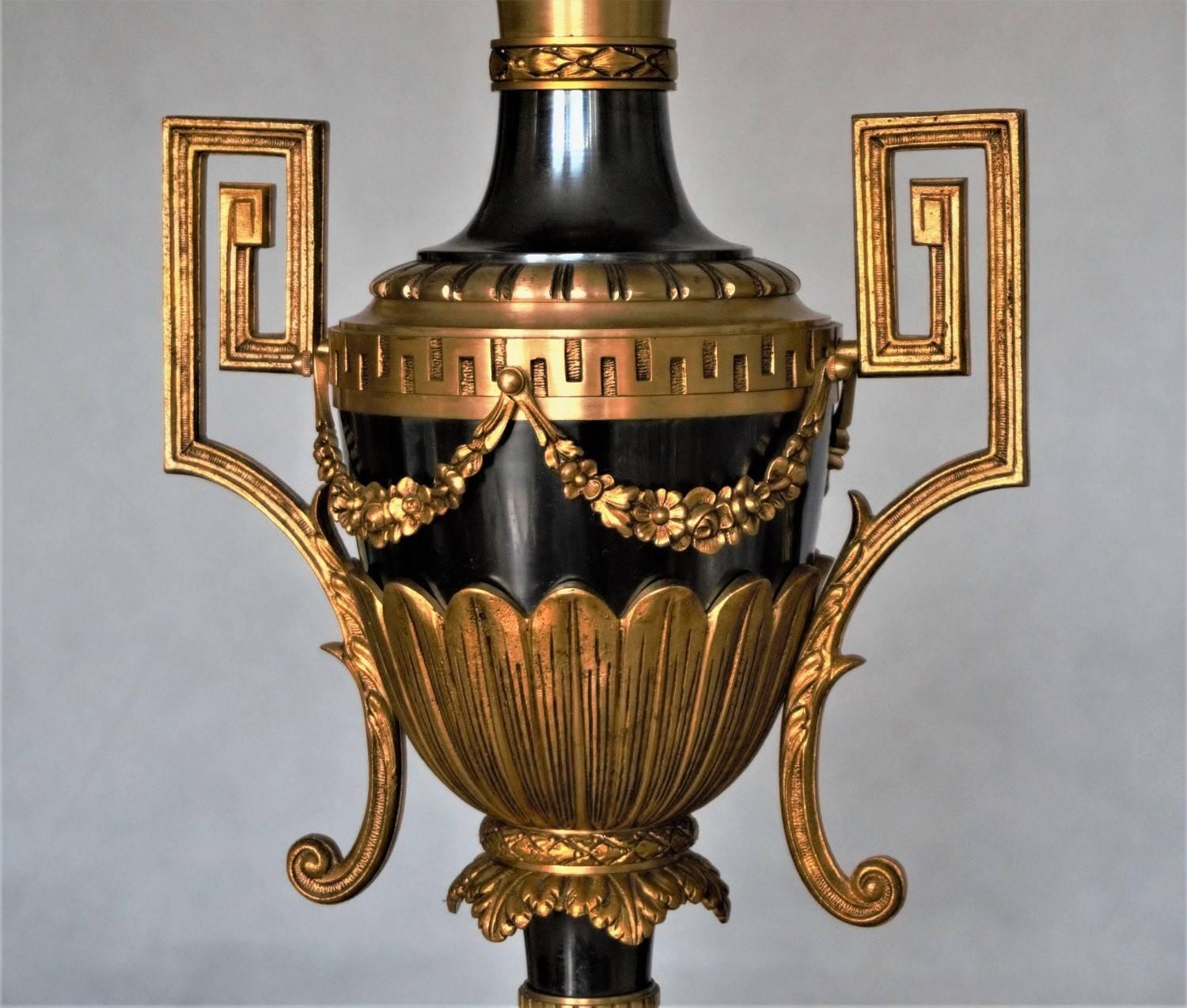 Large Empire Style Gilt and Patinated Bronze Urn, Amphora Table Lamp In Good Condition For Sale In Frankfurt am Main, DE