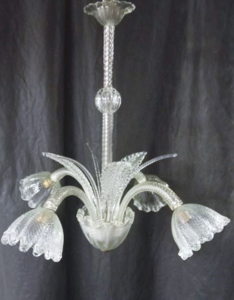 Lustre en verre clair soufflé de Murano par Barovier&Toso, Italie, années 1950. Avec quatre bras de lumière vers le bas avec des tulipes en verre et six feuilles en verre vers le haut. Cette belle pièce est en excellent état, tous les éléments ont