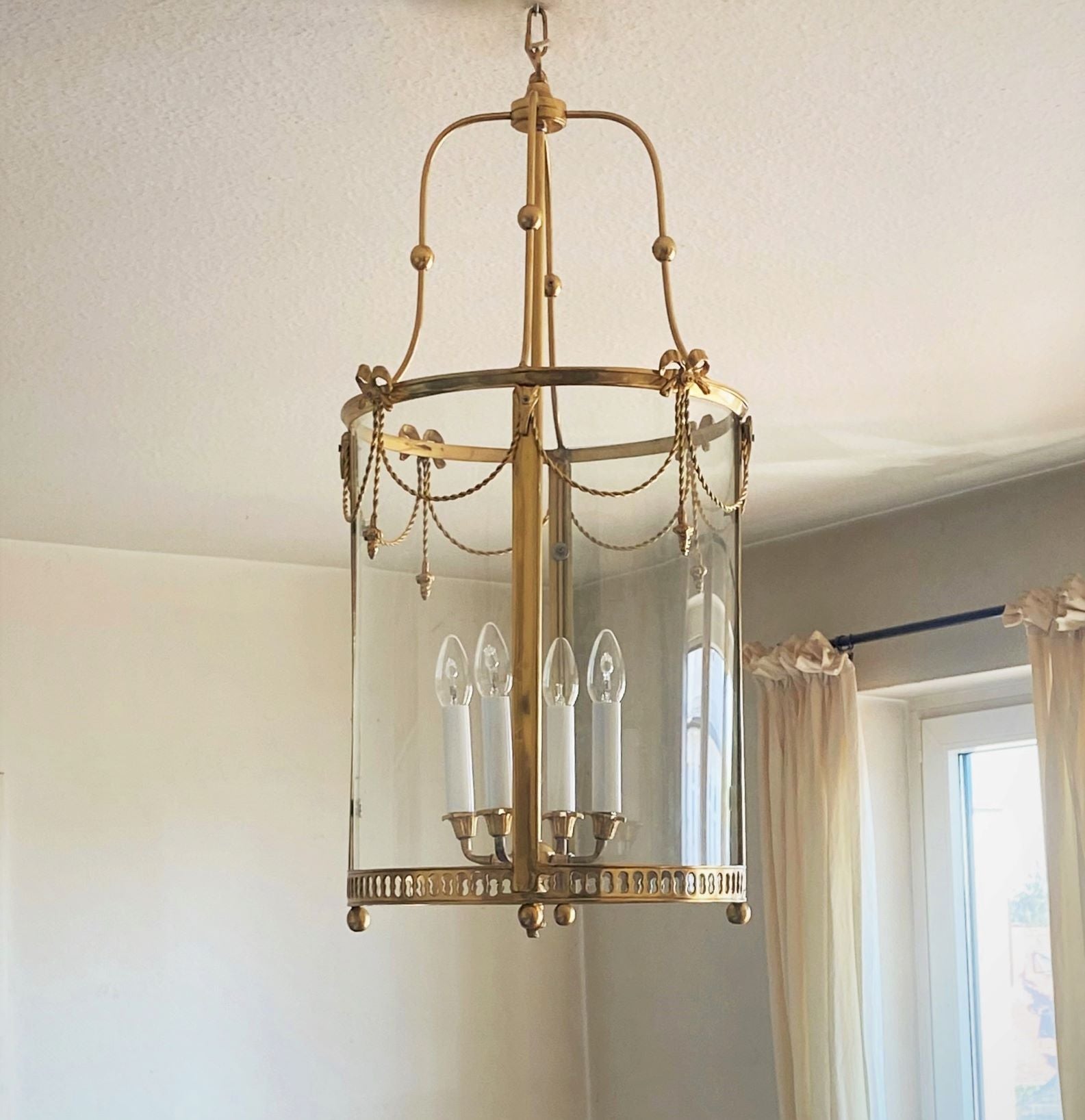 Grande lanterna francese a quattro luci in bronzo dorato in stile Luigi XVI, 1920-1930