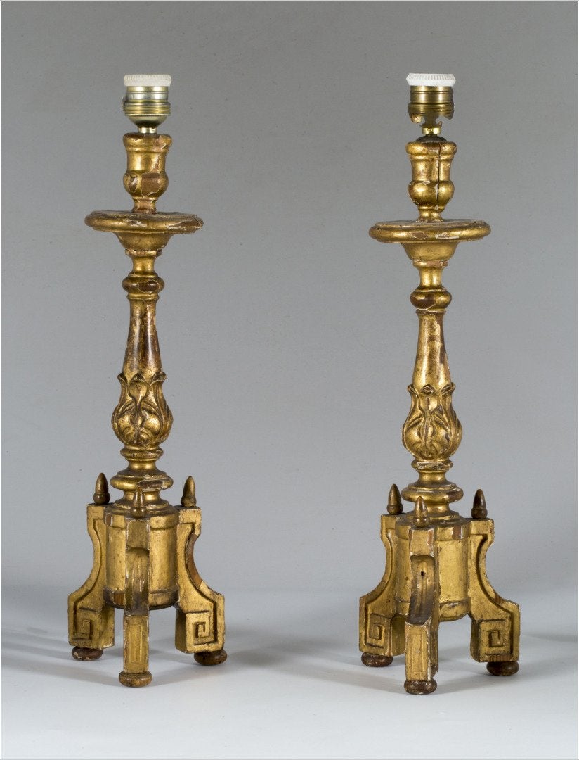 Paar spanische Altarleuchter aus vergoldetem Holz aus dem 18. Jahrhundert Tischlampen
