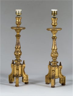 Paar spanische Altarleuchter aus vergoldetem Holz aus dem 18. Jahrhundert Tischlampen