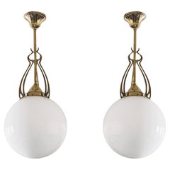 Coppia di pendenti teatrali scandinavi Art Deco in ottone soffiato a mano opalino, 1920-1930