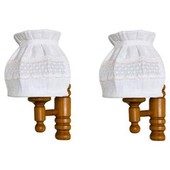 Pareja de apliques de madera de pino sueco con pantallas de lino, Suecia, años 1960