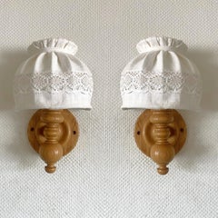 Paar schwedische Wandleuchten aus Kiefernholz aus der Mitte des Jahrhunderts mit Leinenschirmen, Schweden, 1950er Jahre