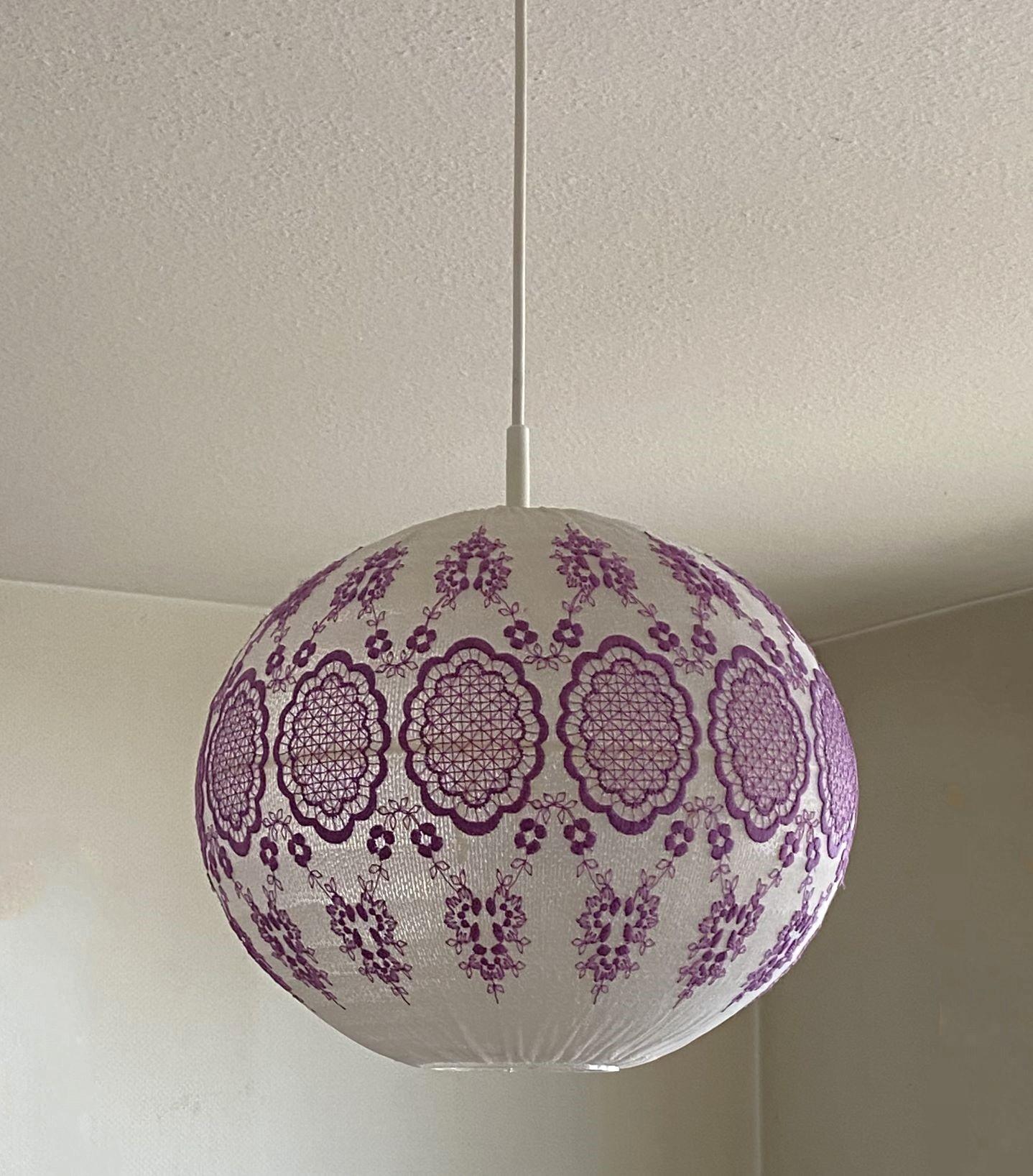 Scandinavo moderno Ciondolo Svandinavo a forma di bozzolo di metà secolo ricamato a mano, Svezia, anni '50 in vendita
