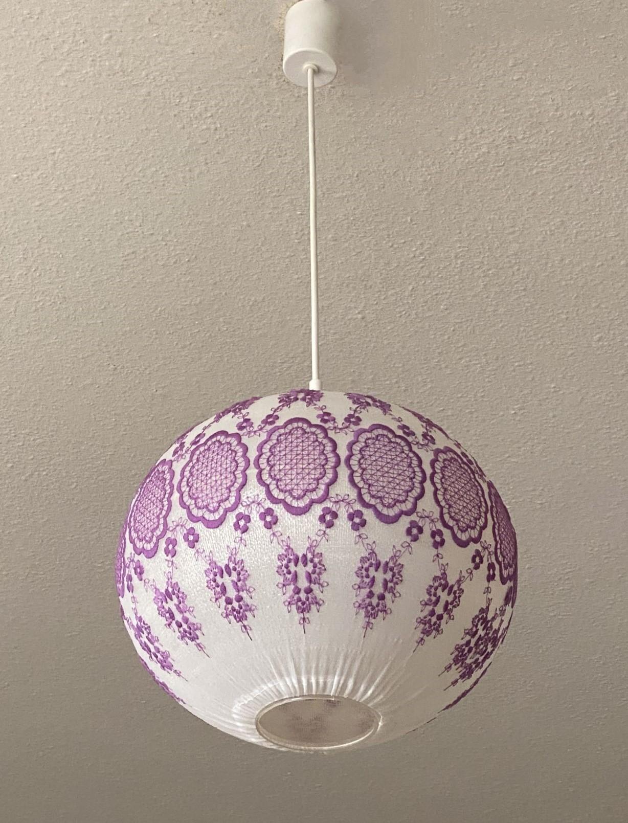 Svedese Ciondolo Svandinavo a forma di bozzolo di metà secolo ricamato a mano, Svezia, anni '50 in vendita