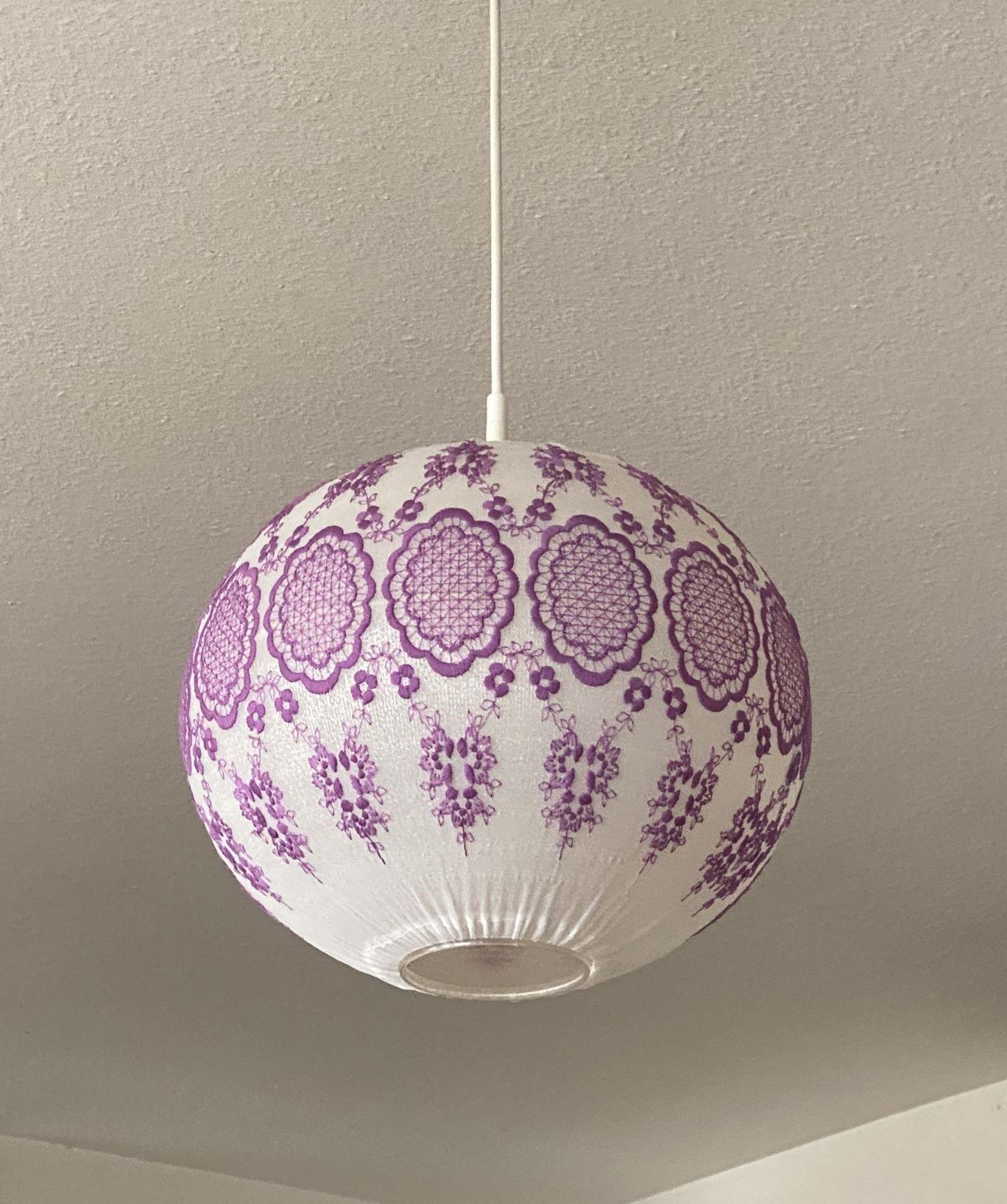 Fatto a mano Ciondolo Svandinavo a forma di bozzolo di metà secolo ricamato a mano, Svezia, anni '50 in vendita