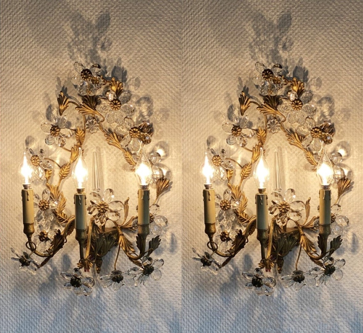 Pareja de apliques italianos de hierro forjado dorado con flores de cristal, años 30
