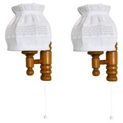 Coppia di lampade da parete in legno di pino svedese con rivestimento in tessuto, Svezia, anni ’60