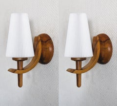 Coppia di lampade da parete in legno di pino di design svedese con paralumi plissettati, Svezia, anni '70
