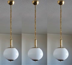 Ensemble de trois lampes à suspension Art Déco italiennes en verre opalin et laiton, années 1950