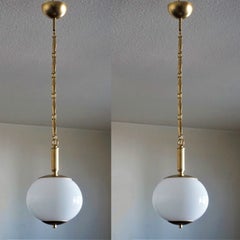 Paire de suspensions Art déco italiennes en verre opalin et laiton, années 1950