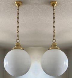 Paire de pendentifs italiens du milieu du siècle en laiton et verre opalin, années 1950