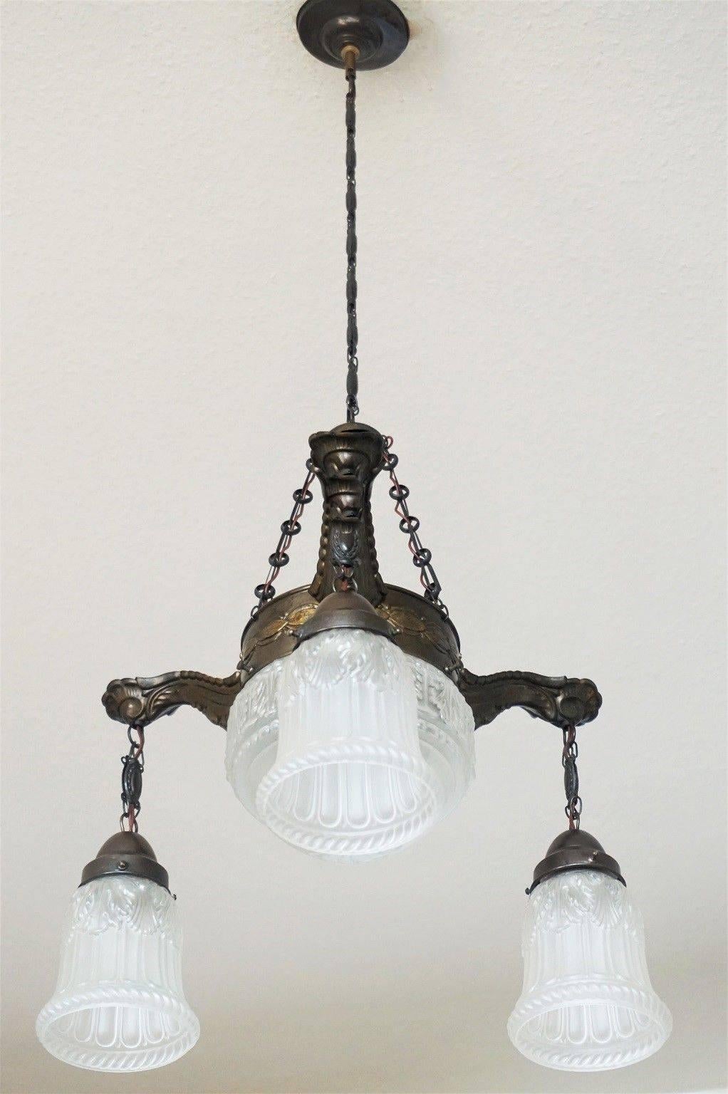 Early 20th Century French Art Deco Four-Light Chandelier Brass and Frosted Glass In Good Condition In Frankfurt am Main, DE